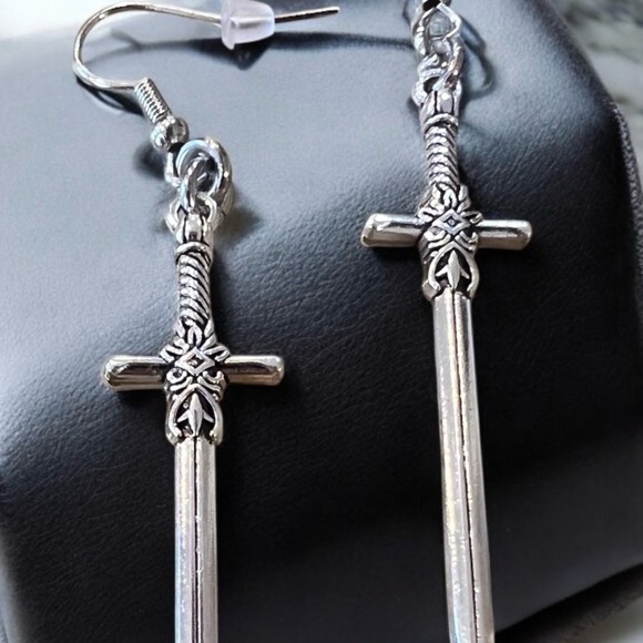 Dungeons and Dragons Silver toned Sword Earrings Rold Playing Goth Unisex - Picture 10 of 17